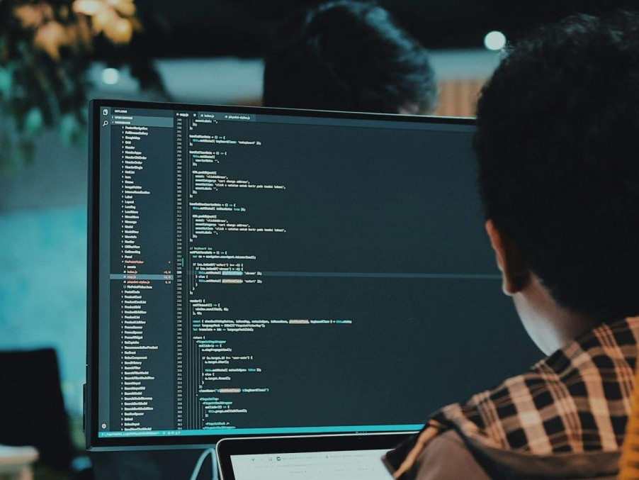 heker za počítačom