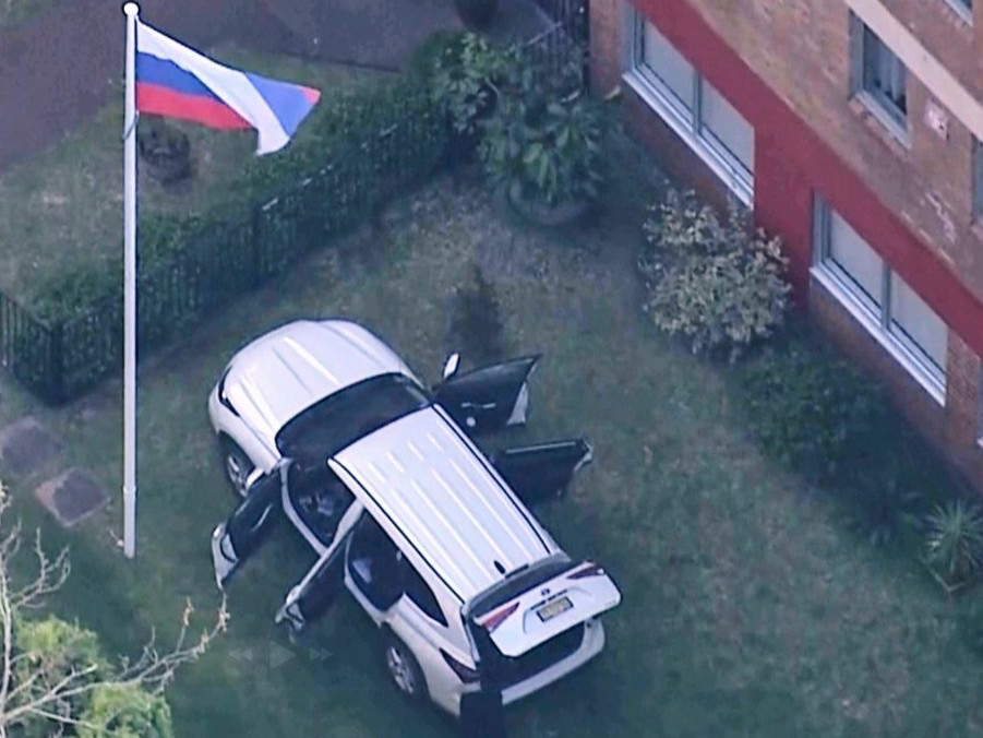 Na snímke auto na pozemku ruského konzulátu.