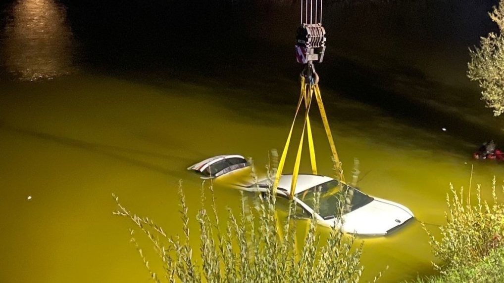 Na snímke auto v rybníku.