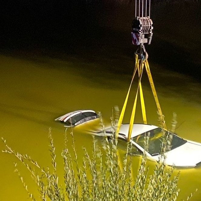 Na snímke auto v rybníku.