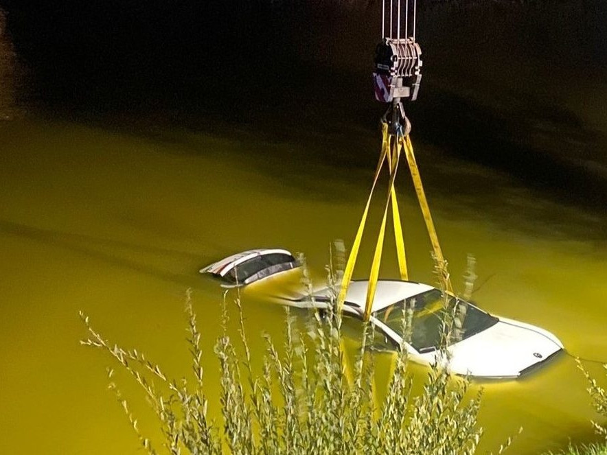 Na snímke auto v rybníku.