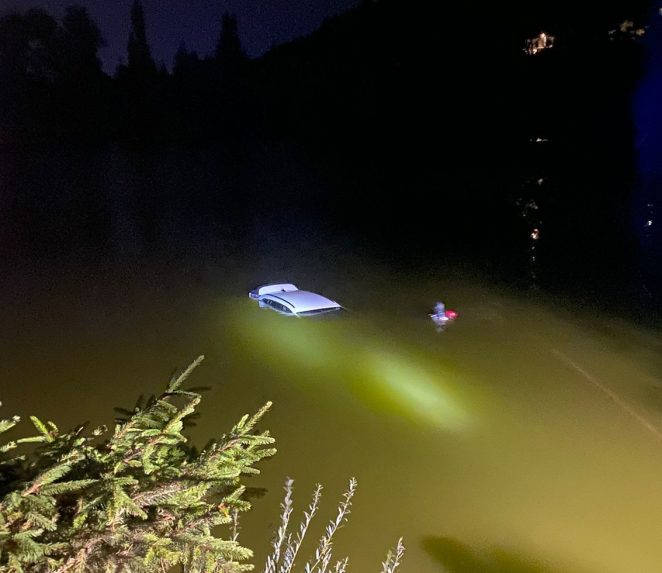 Na snÃƒÂ­mke auto v rybnÃƒÂ­ku.