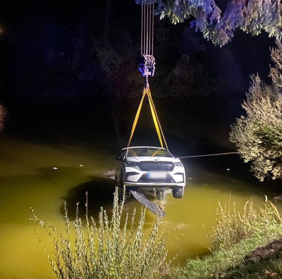 Na snÃƒÂ­mke hasiÃ„Âi vyÃ…Â¥ahujÃƒÂº auto z rybnÃƒÂ­ka.