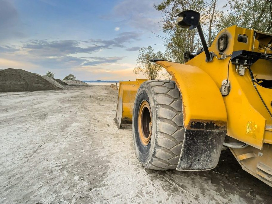 Na ilustračnej snímke bager na stavenisku.