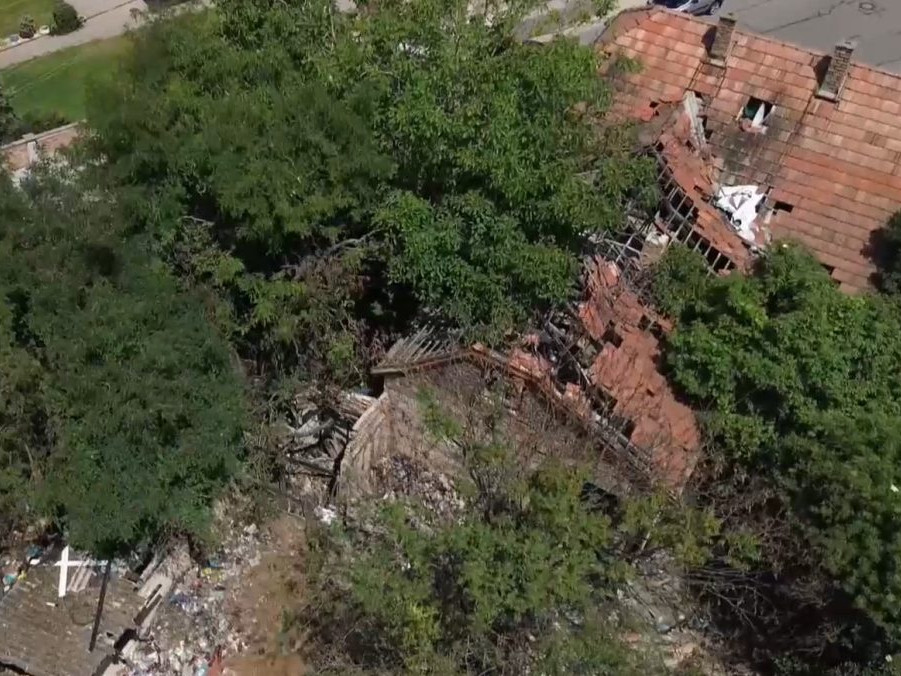 Na snímke dom, v ktorom pravidelne horí.