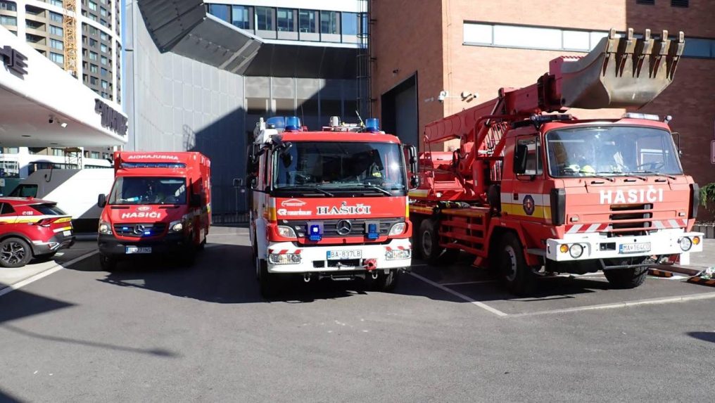 Hasičská technika pri zneškodňovaní bomby v lokalite Mlynské nive v Bratislave.