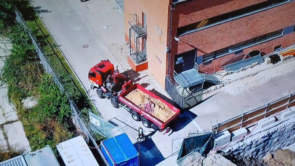 Hasičská technika pri zneškodňovaní bomby v lokalite Mlynské nive v Bratislave.