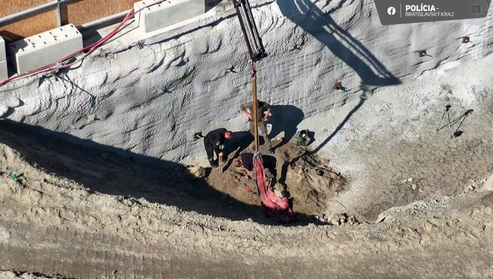 Práce pri zneškodňovaní bomby.