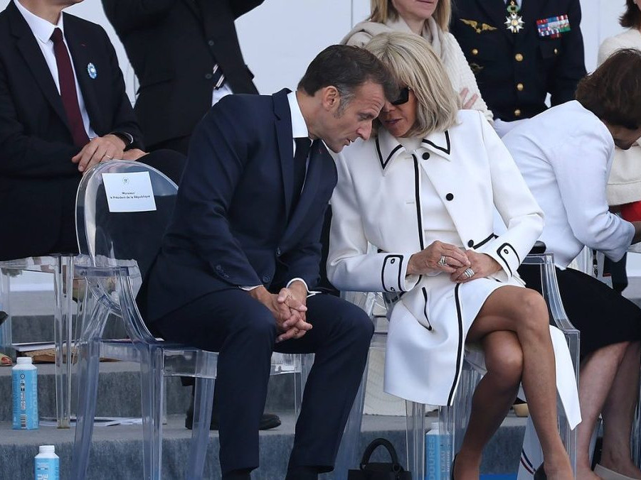 Na snímke Emmanuel Macron s manželkou Brigitte.