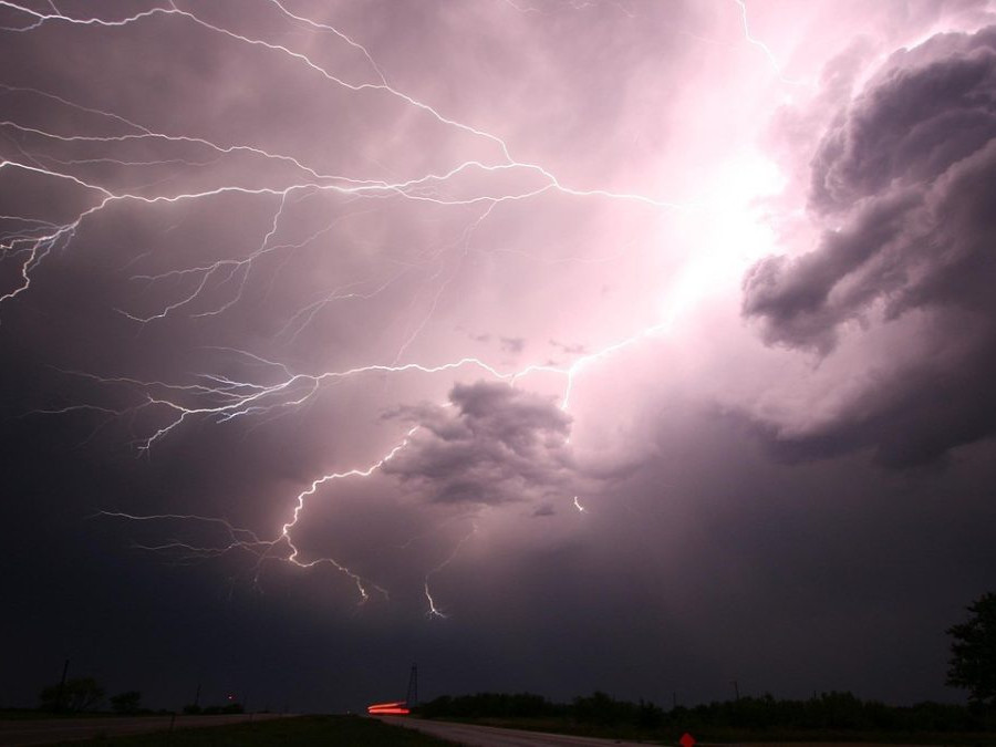 Oblaky, medzi ktorými je blesk.