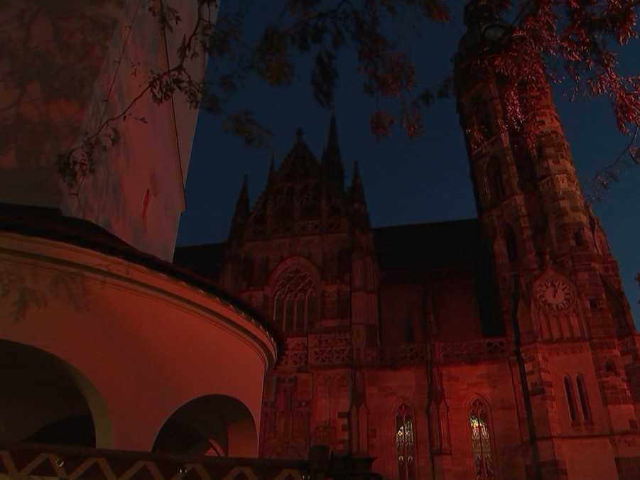 načerveno osvietení Dóm sv. Alžbety v Košiciach