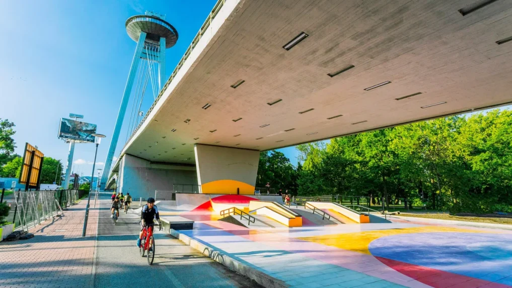 Skatepark Janka KrÃƒÂ¡Ã„Â¾a pod mostom SNP.