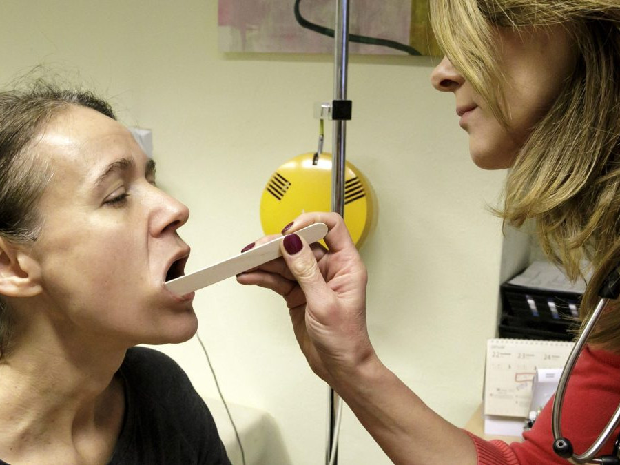 Pacientka počas vyšetrenia v ambulancii.