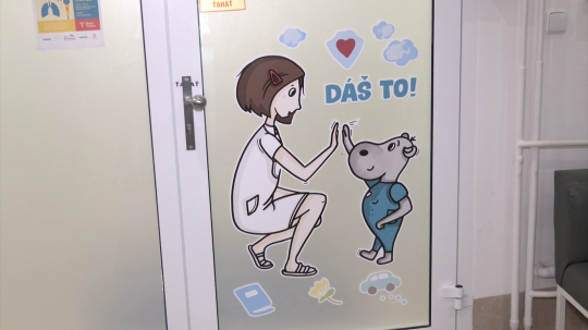 Na snímke sú dvere v onkologickej klinike oblepené povzbudzujúcim odkazom pre deti "Dáš to!"