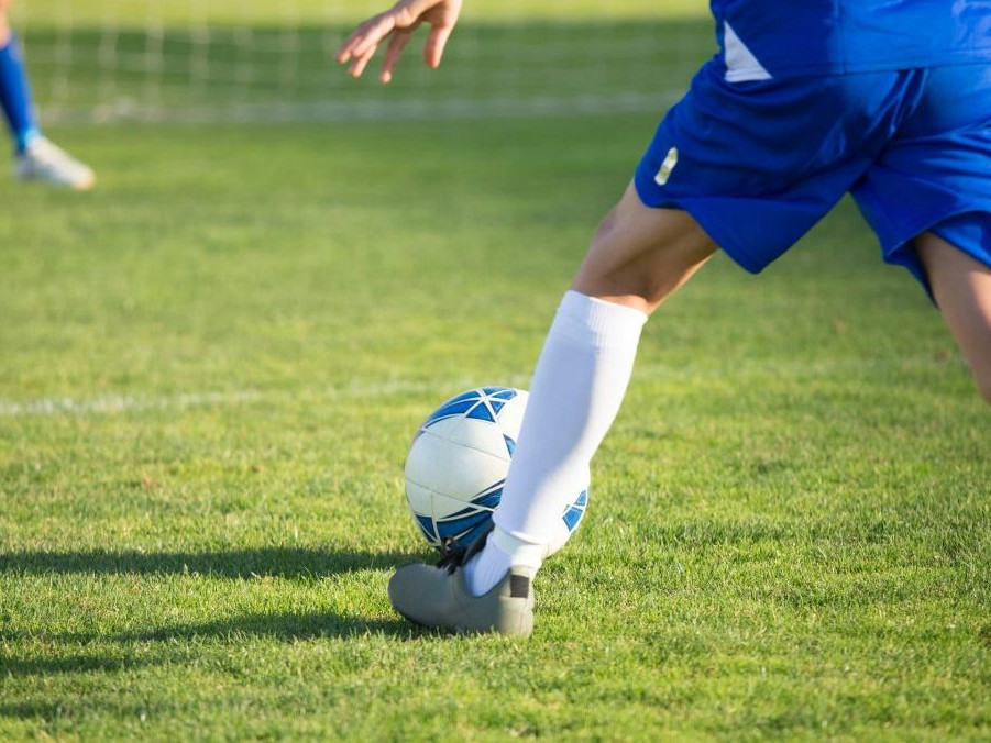 Na ilustračnej snímke chlapec hrá futbal.