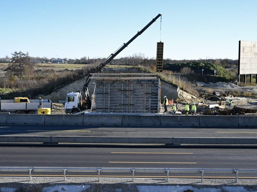 Na ilustračnej snímke práce na diaľnici.