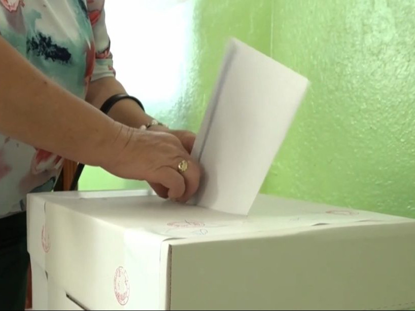 Na ilustračnej snímke volička odovzdáva svoj hlas.