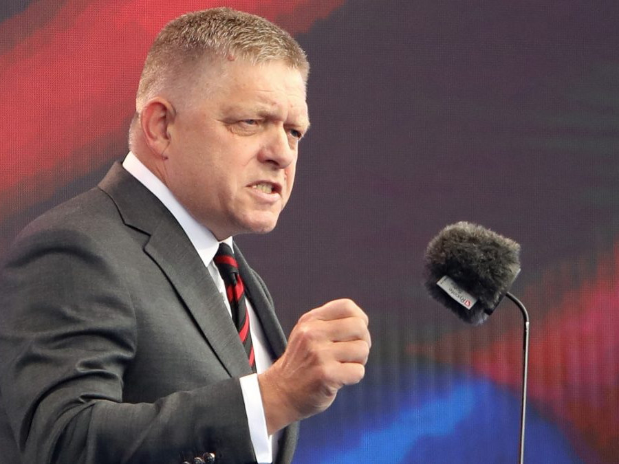 Predseda vlády SR Robert Fico (Smer-SD).