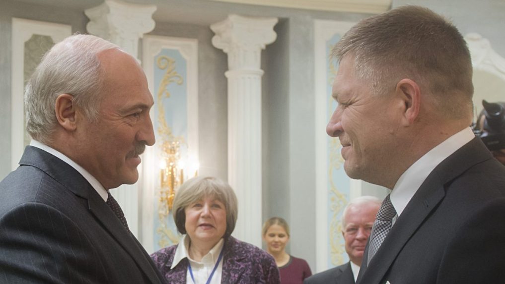 Na archívnej snímke (2016) Alexandr Lukašenko a Robert Fico.