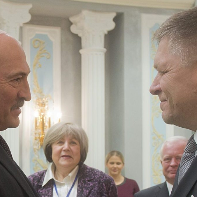 Na archívnej snímke (2016) Alexandr Lukašenko a Robert Fico.