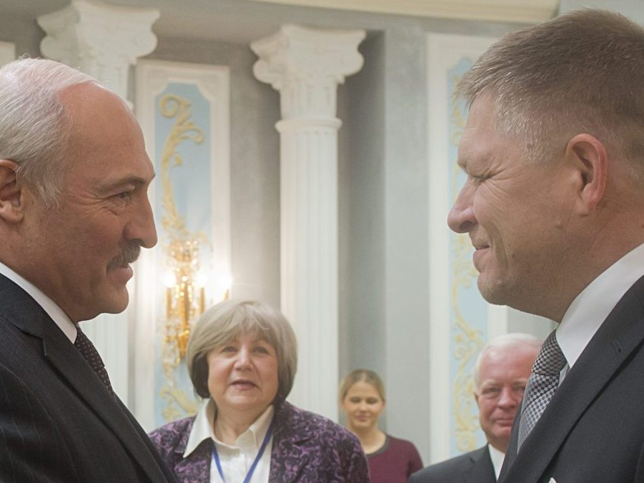 Na archívnej snímke (2016) Alexandr Lukašenko a Robert Fico.