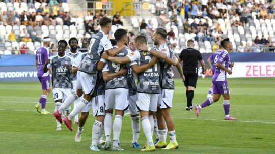 Radosť hráčov FC Košice po góle v zápase proti KFC Komárno.