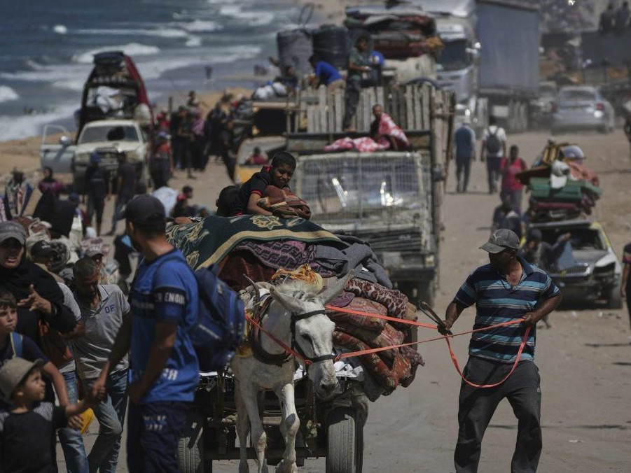 Na snímke dav Palestínčanov, ktorí opúšťajú Gazu.