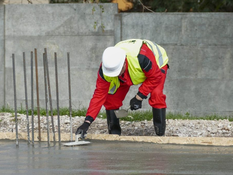 Ilustračná snímka stavebného pracovníka.