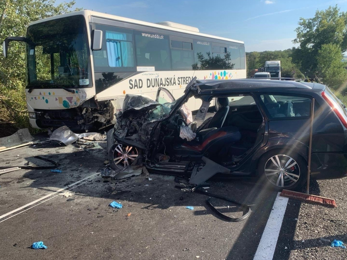 Pri zrážke auta s autobusom v okrese Hlohovec sa zranili traja ľudia.