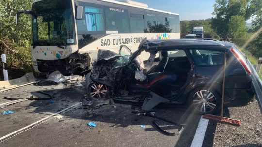Pri zrážke auta s autobusom v okrese Hlohovec sa zranili traja ľudia.