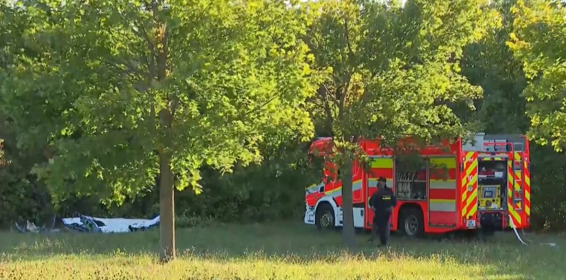 Záchranári pri troskách zrúteného lietadla.