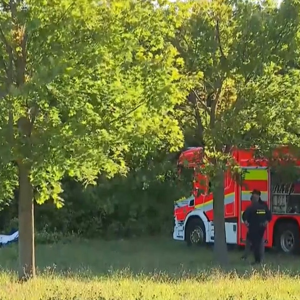 Záchranári pri troskách zrúteného lietadla.