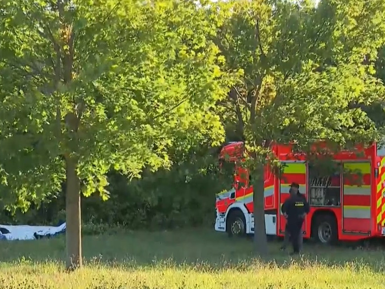 Záchranári pri troskách zrúteného lietadla.