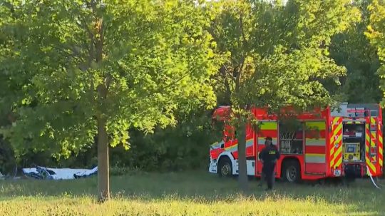Záchranári pri troskách zrúteného lietadla.
