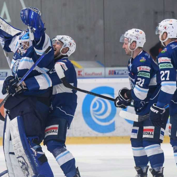 Na snímke radosť hráčov Nitry po výhre v šiestom zápase finále play off Tipos extraligy.