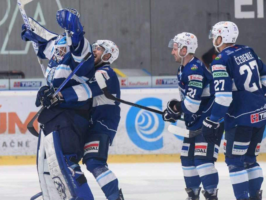 Na snímke radosť hráčov Nitry po výhre v šiestom zápase finále play off Tipos extraligy.