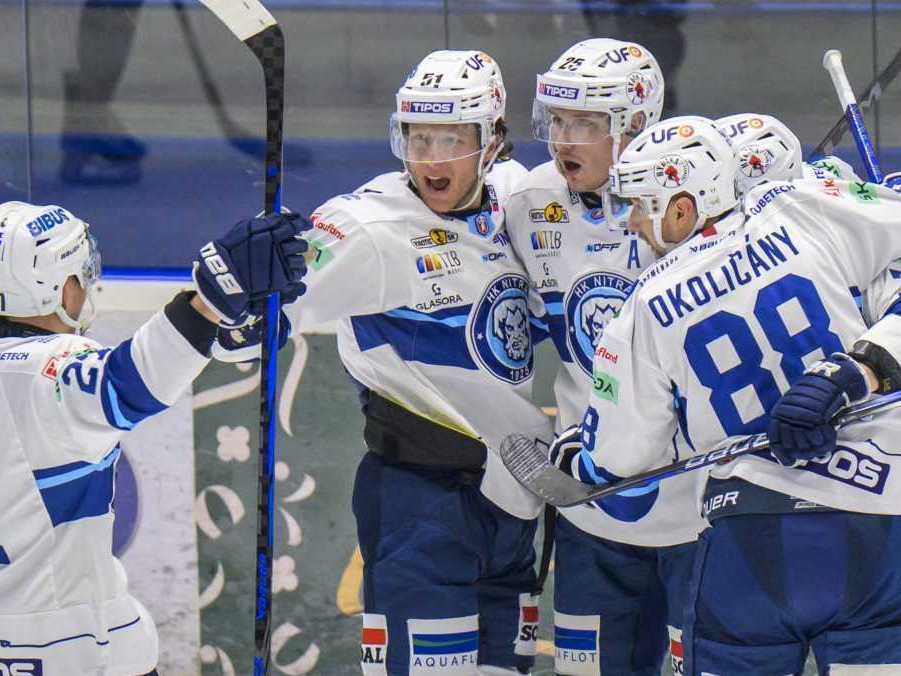 Na snímke hokejisti Nitry sa tešia z gólu počas šiesteho zápasu štvrťfinále play off hokejovej Tipos extraligy.