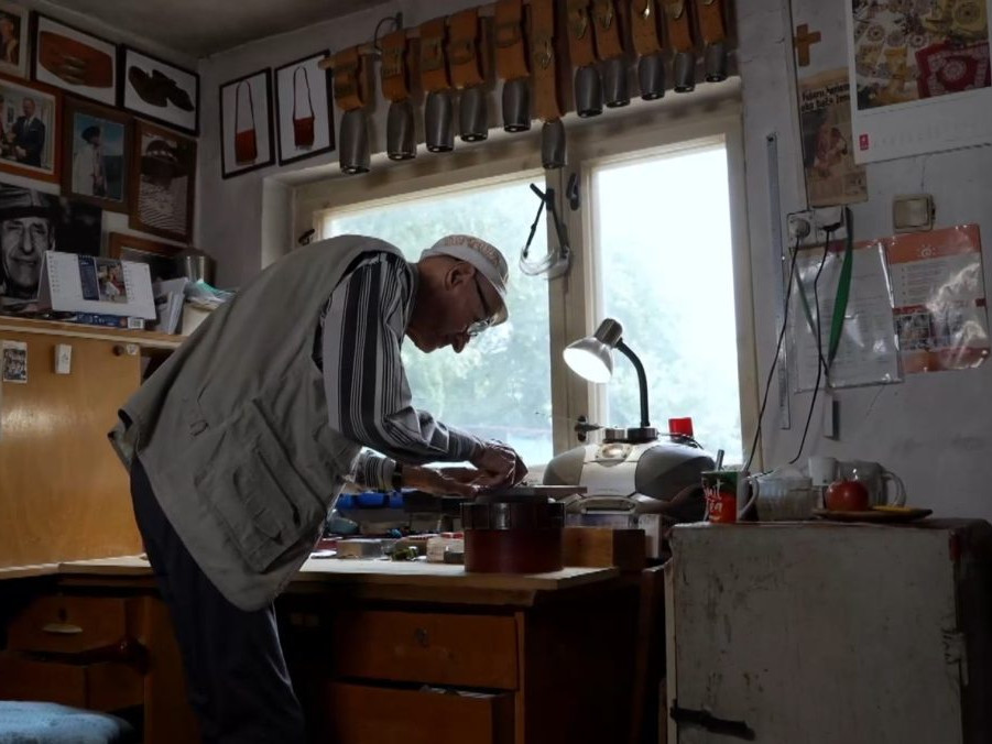 Na snímke Ján Krnáč vo svojej dielni.