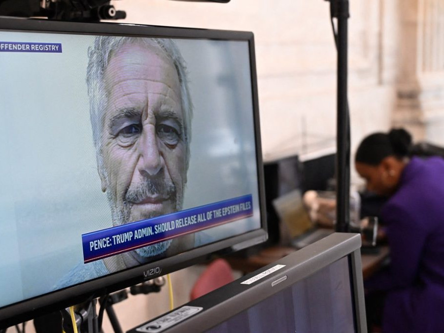 Výbor amerického Kongresu zverejnil spisy sexuálneho delikventa Jeffreyho Epsteina, majú 33-tisíc strán