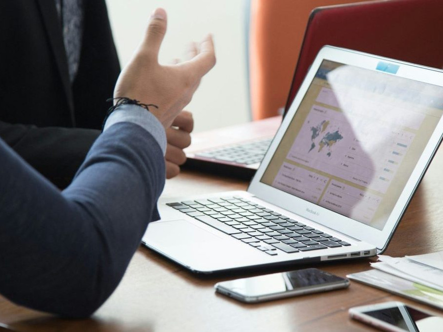 Na snímke človek pri práci na notebooku.