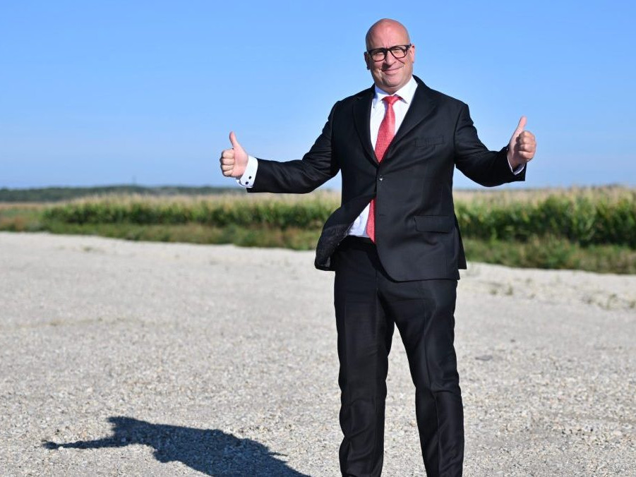 Na snímke minister dopravy Jozef Ráž.