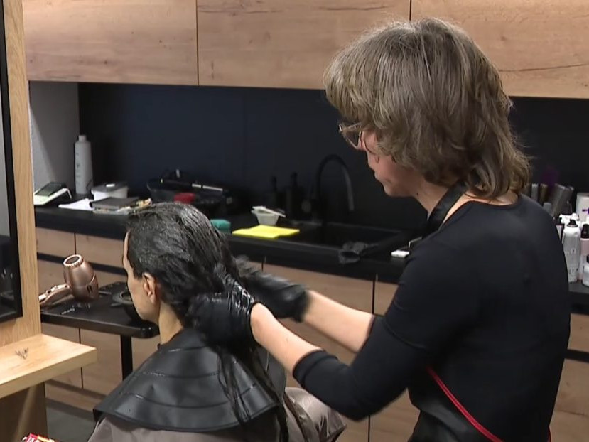 Na ilustračnej snímke kaderníčka so zákazníčkou.