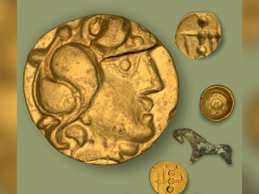 Na snímky sú zlaté mince a artefakty.