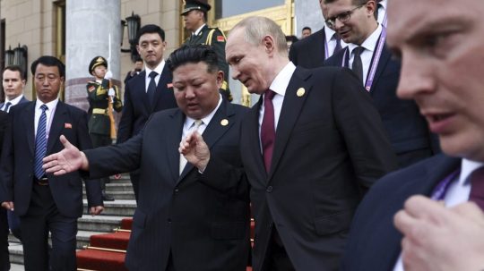 Na snímke Kim Čong-un a Vladimir Putin.