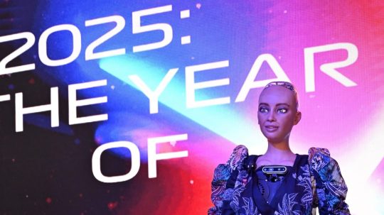 Na snímke humanoidný robot Sophia.