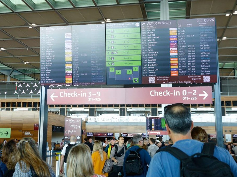 Ľudia na letisku v Berlíne.