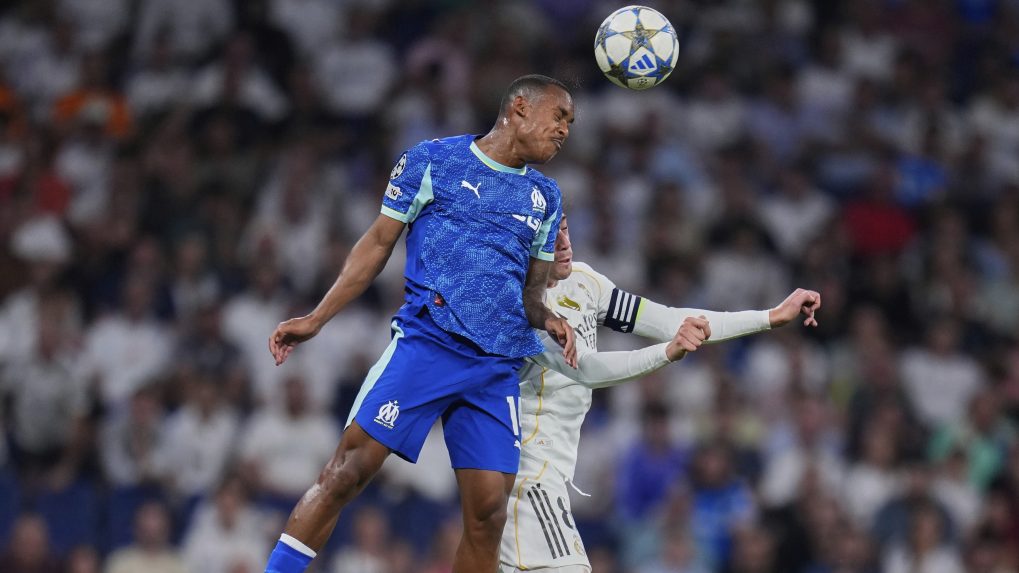 Igor Paixao počas úvodnej fázy futbalového zápasu Ligy majstrov medzi Realom Madrid a Marseille.