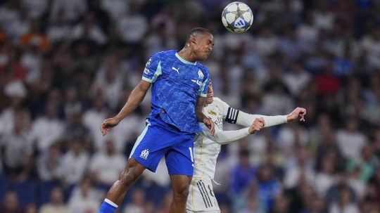 Igor Paixao počas úvodnej fázy futbalového zápasu Ligy majstrov medzi Realom Madrid a Marseille.