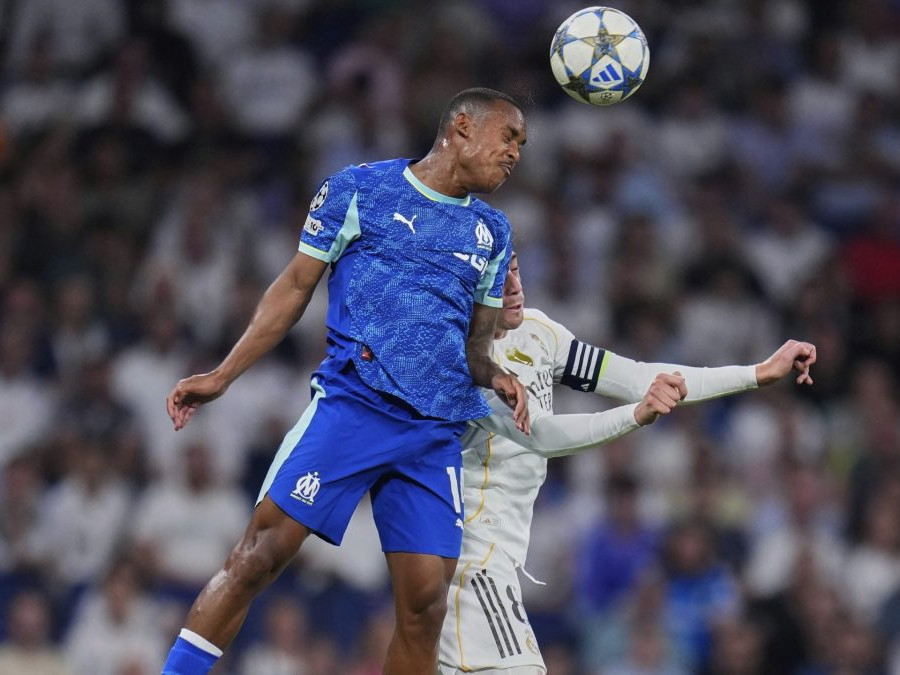 Igor Paixao počas úvodnej fázy futbalového zápasu Ligy majstrov medzi Realom Madrid a Marseille.