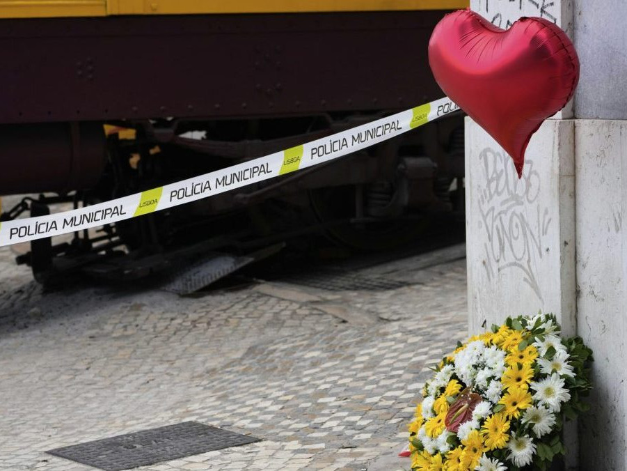 Na snímke pietne miesto na mieste nehody lanovky v Lisabone.